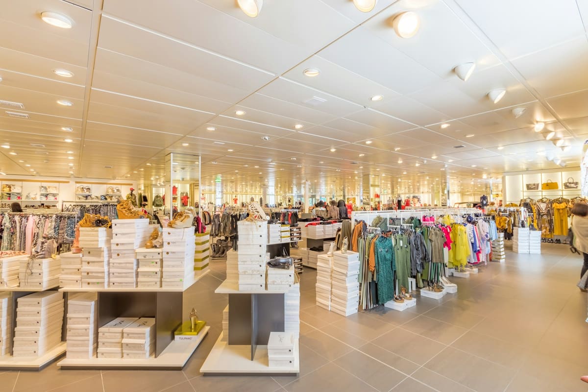 Intérieur d'un magasin de vêtements avec éclairage encastré et spots au plafond