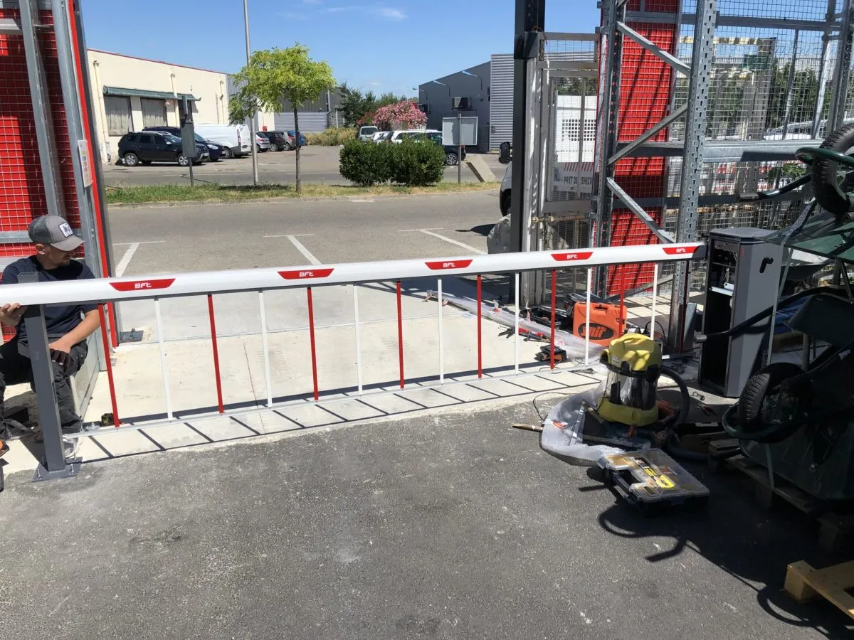 Barrière levante installation