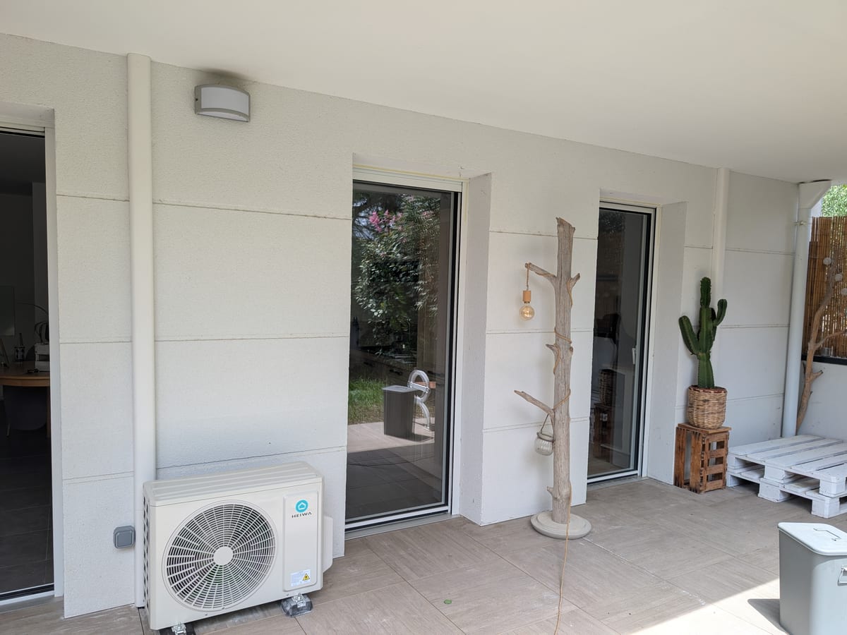 Unité intérieure bi-split Heiwa installée au mur dans un logement à Marseille 8ème. — photo 2